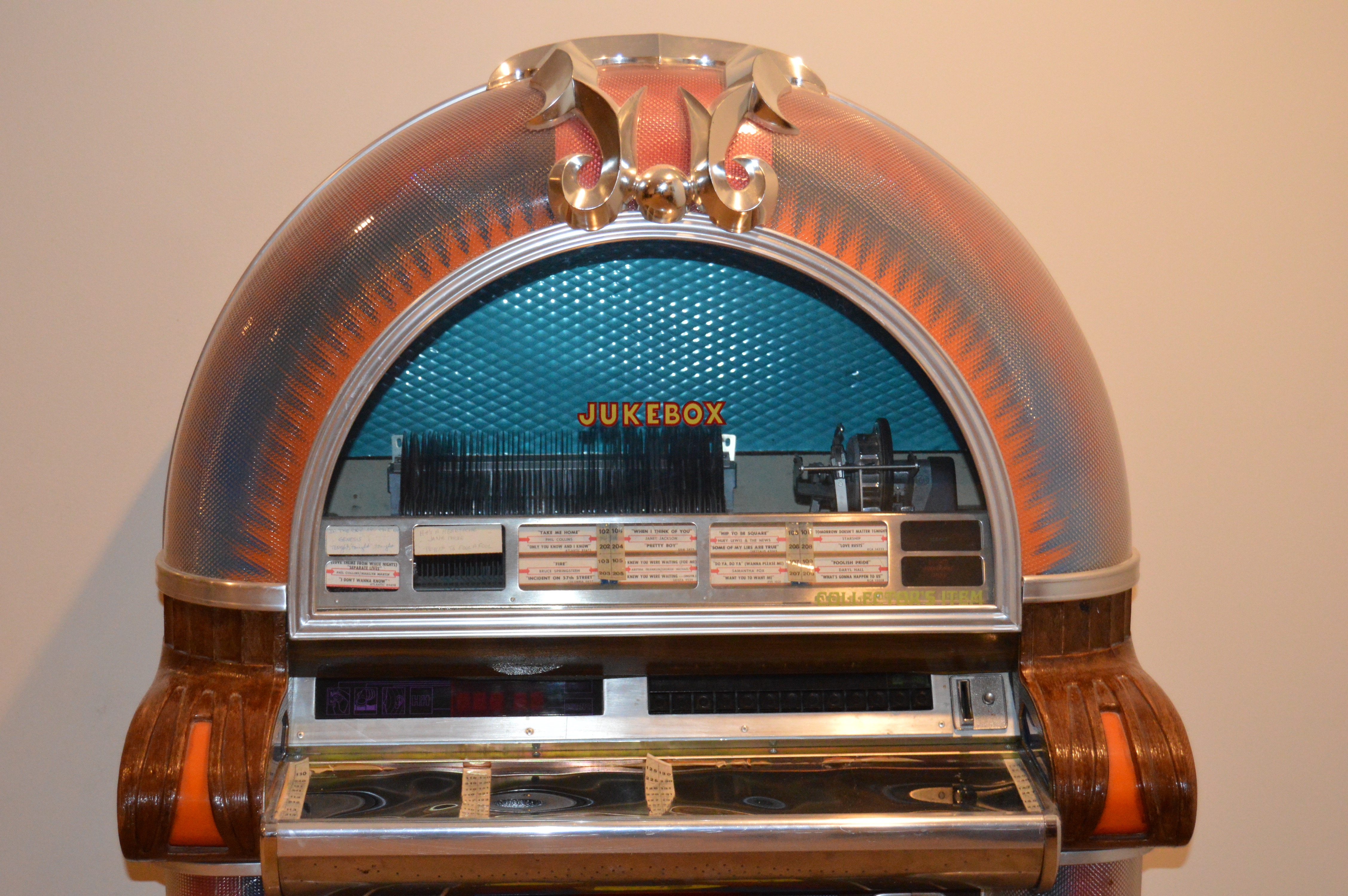 Vintage Replica of Wurlitzer Jukebox