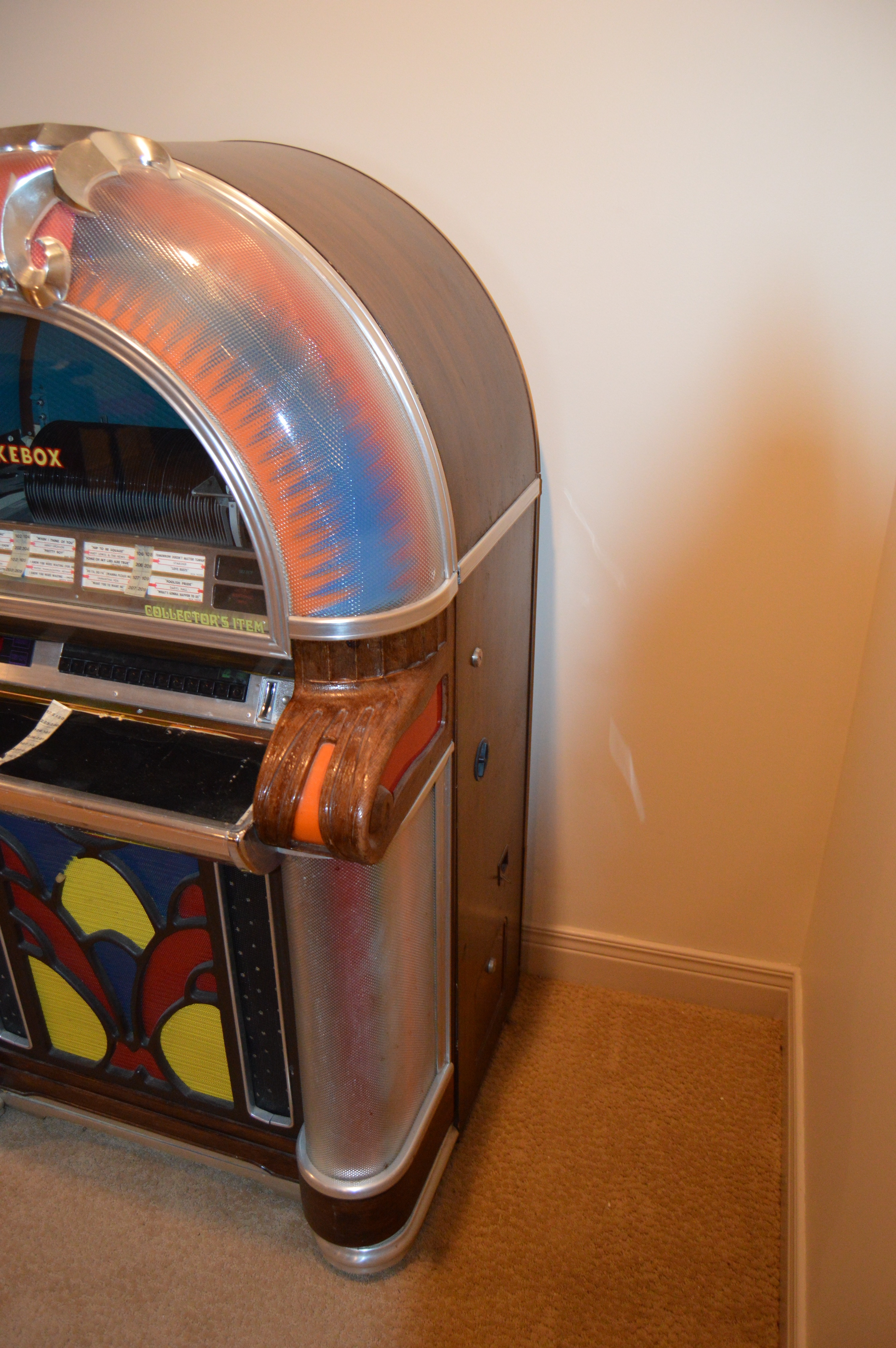 Vintage Replica of Wurlitzer Jukebox