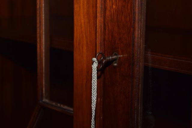 Vintage Chippendale Style Flame Mahogany Veneer Breakfront China Cabinet