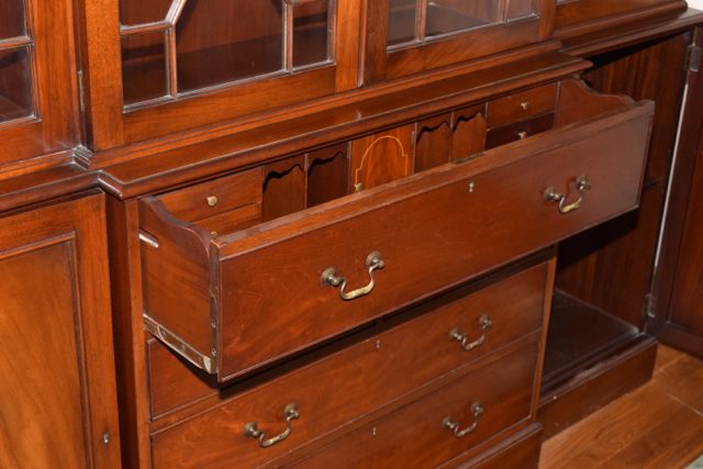 Vintage Chippendale Style Flame Mahogany Veneer Breakfront China Cabinet