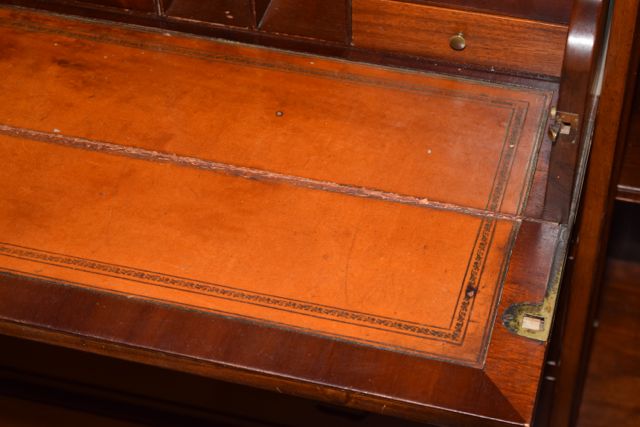 Vintage Chippendale Style Flame Mahogany Veneer Breakfront China Cabinet