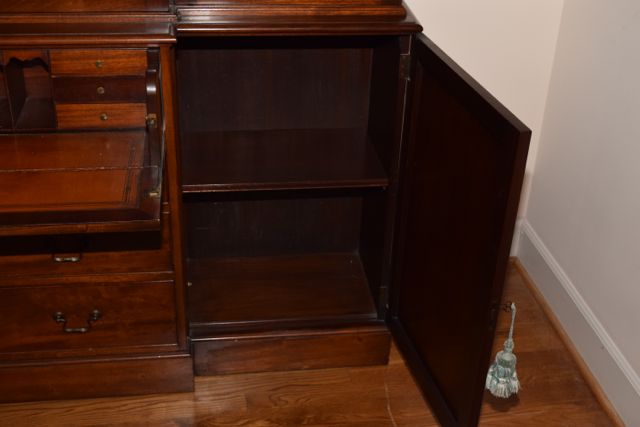 Vintage Chippendale Style Flame Mahogany Veneer Breakfront China Cabinet