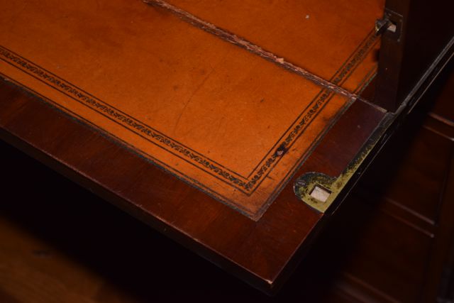 Vintage Chippendale Style Flame Mahogany Veneer Breakfront China Cabinet