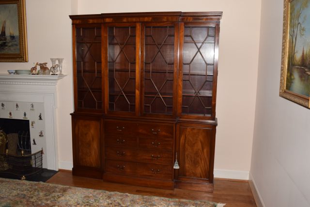 Vintage Chippendale Style Flame Mahogany Veneer Breakfront China Cabinet