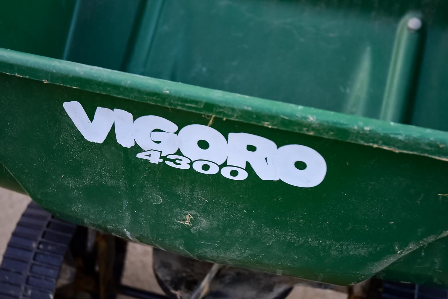 Vigoro 4300 Broadcast Spreader