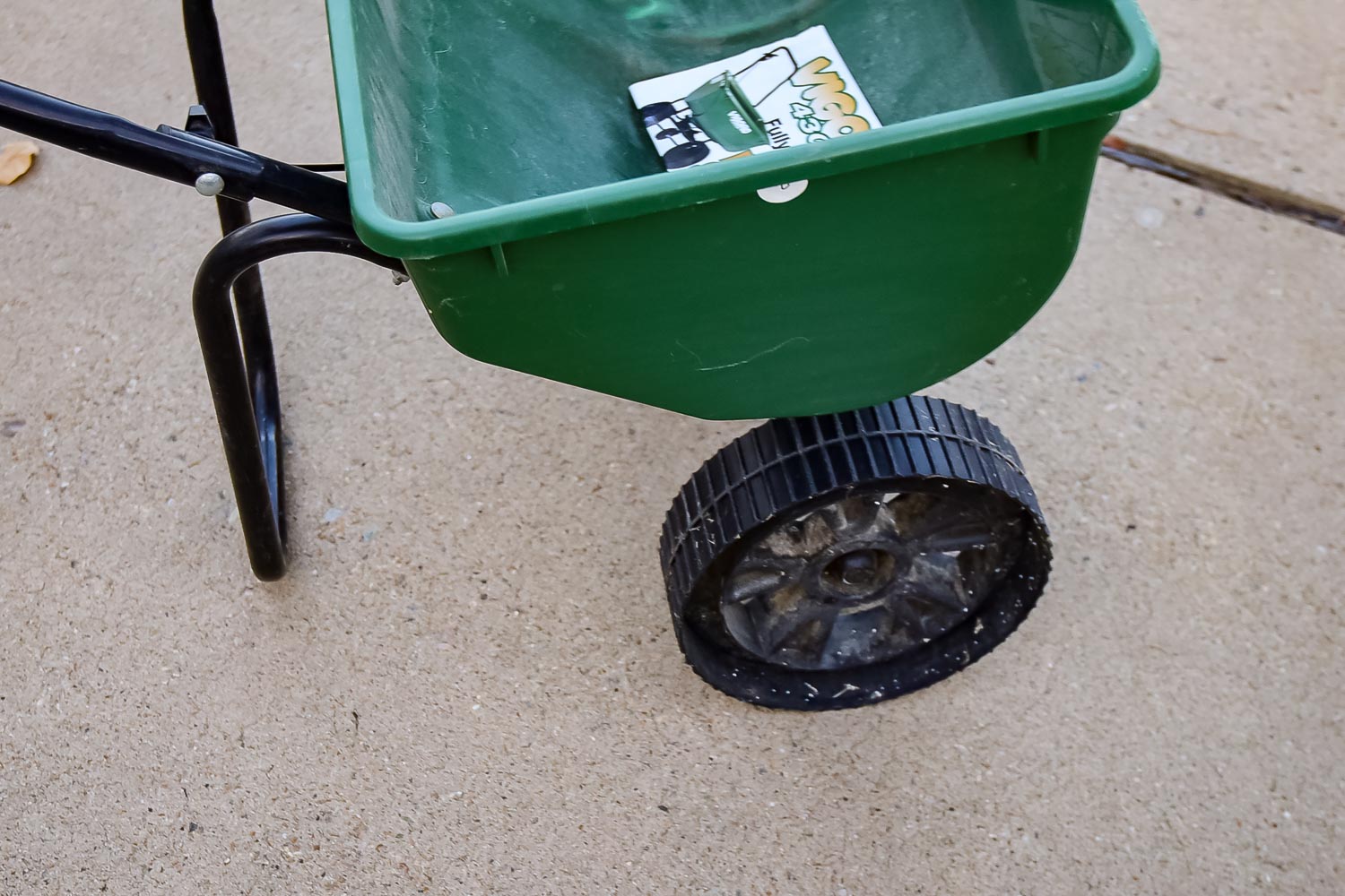 Vigoro 4300 Broadcast Spreader