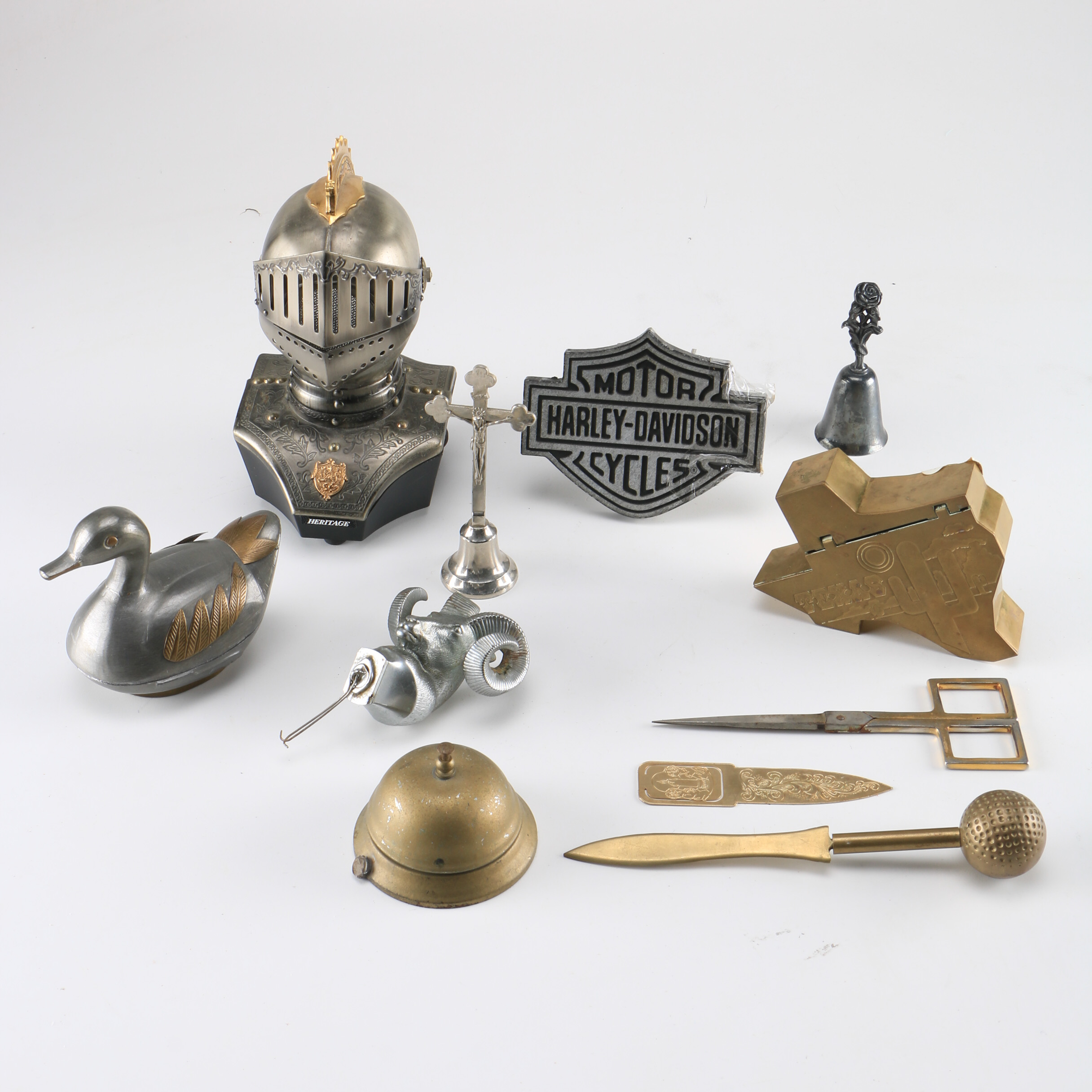 Metal Décor including Heritage Knight Radio