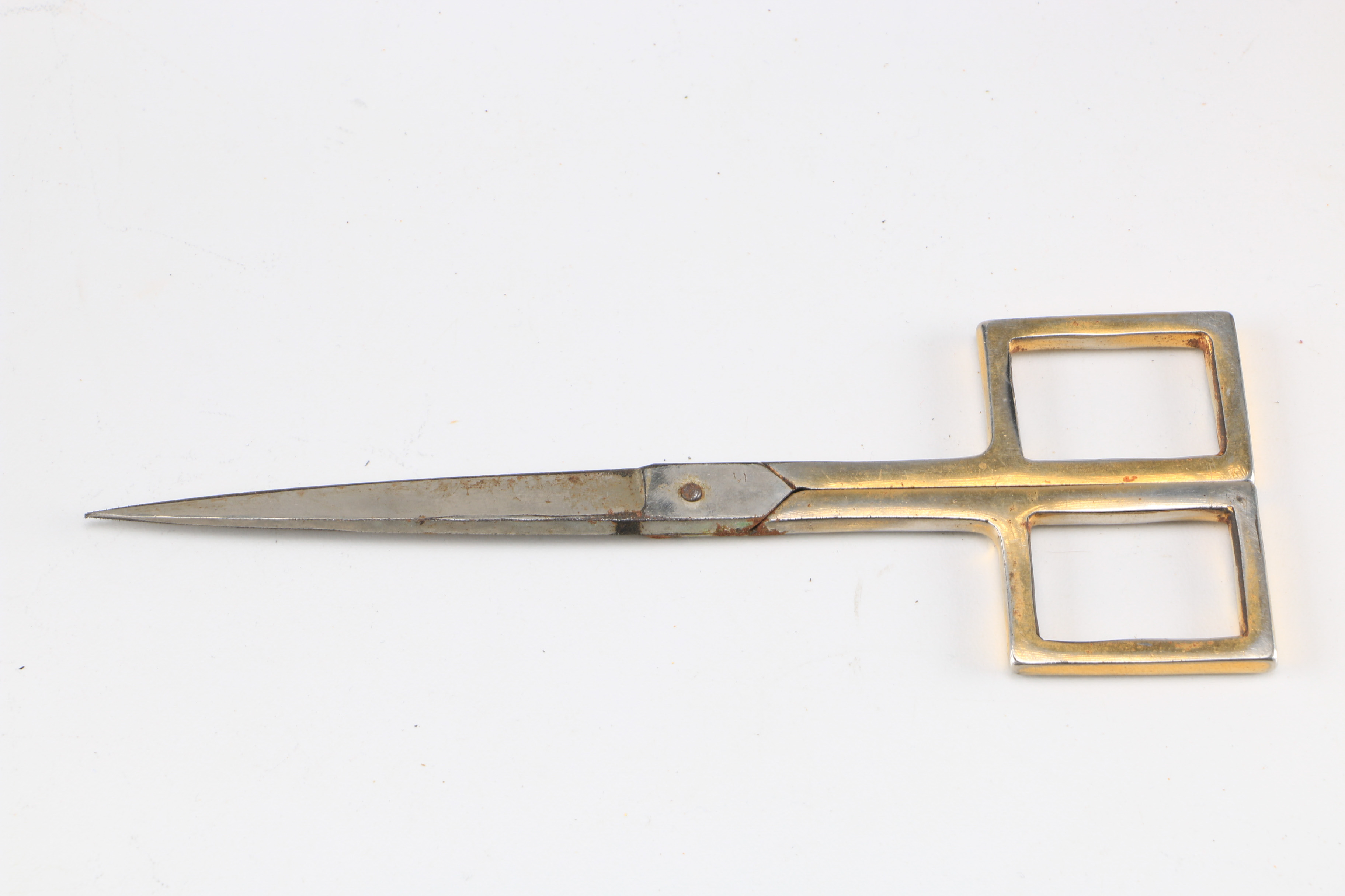 Metal Décor including Heritage Knight Radio