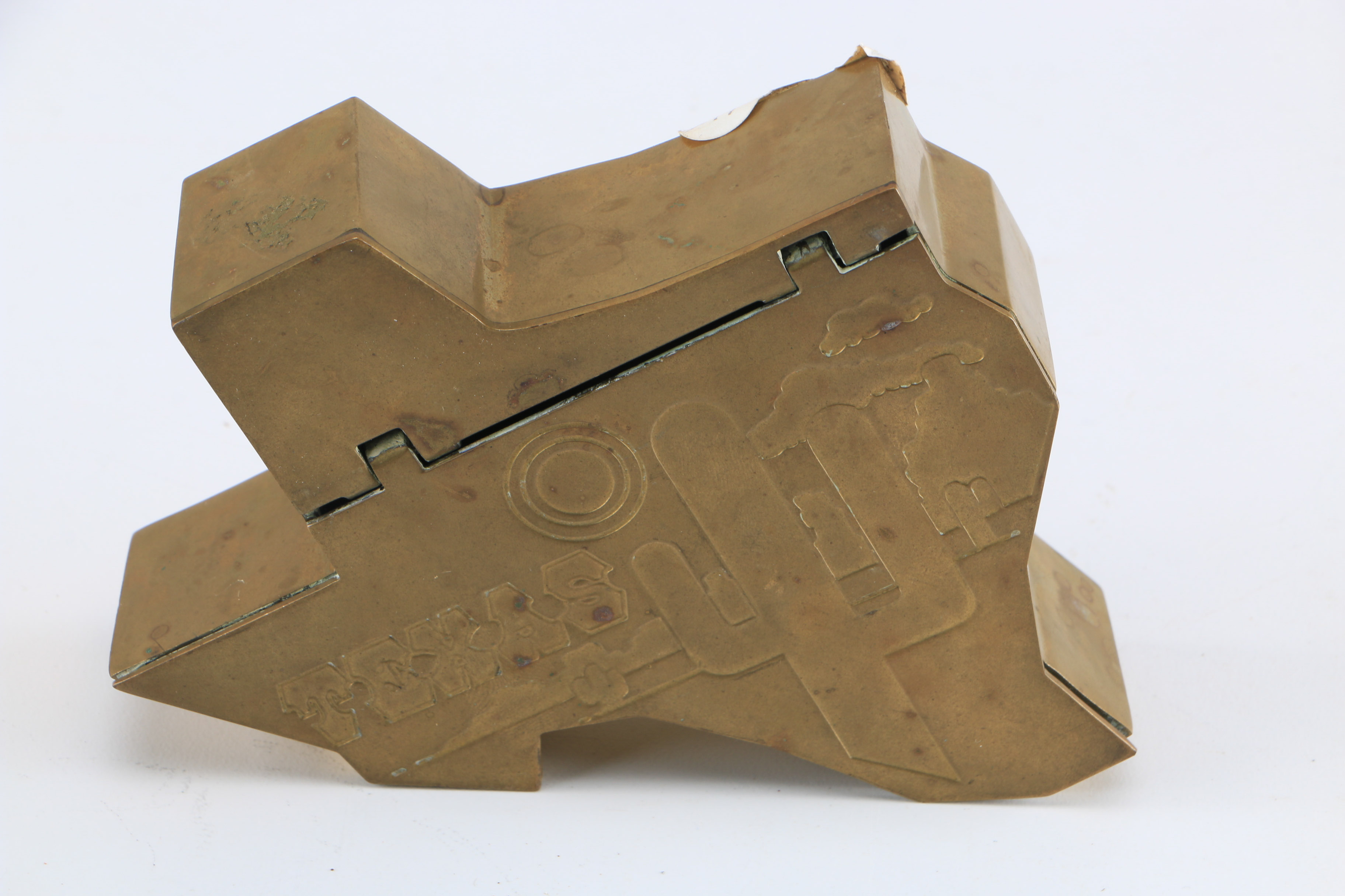 Metal Décor including Heritage Knight Radio