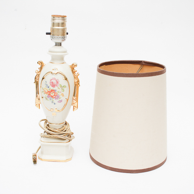 Vintage Floral Motif Table Lamp