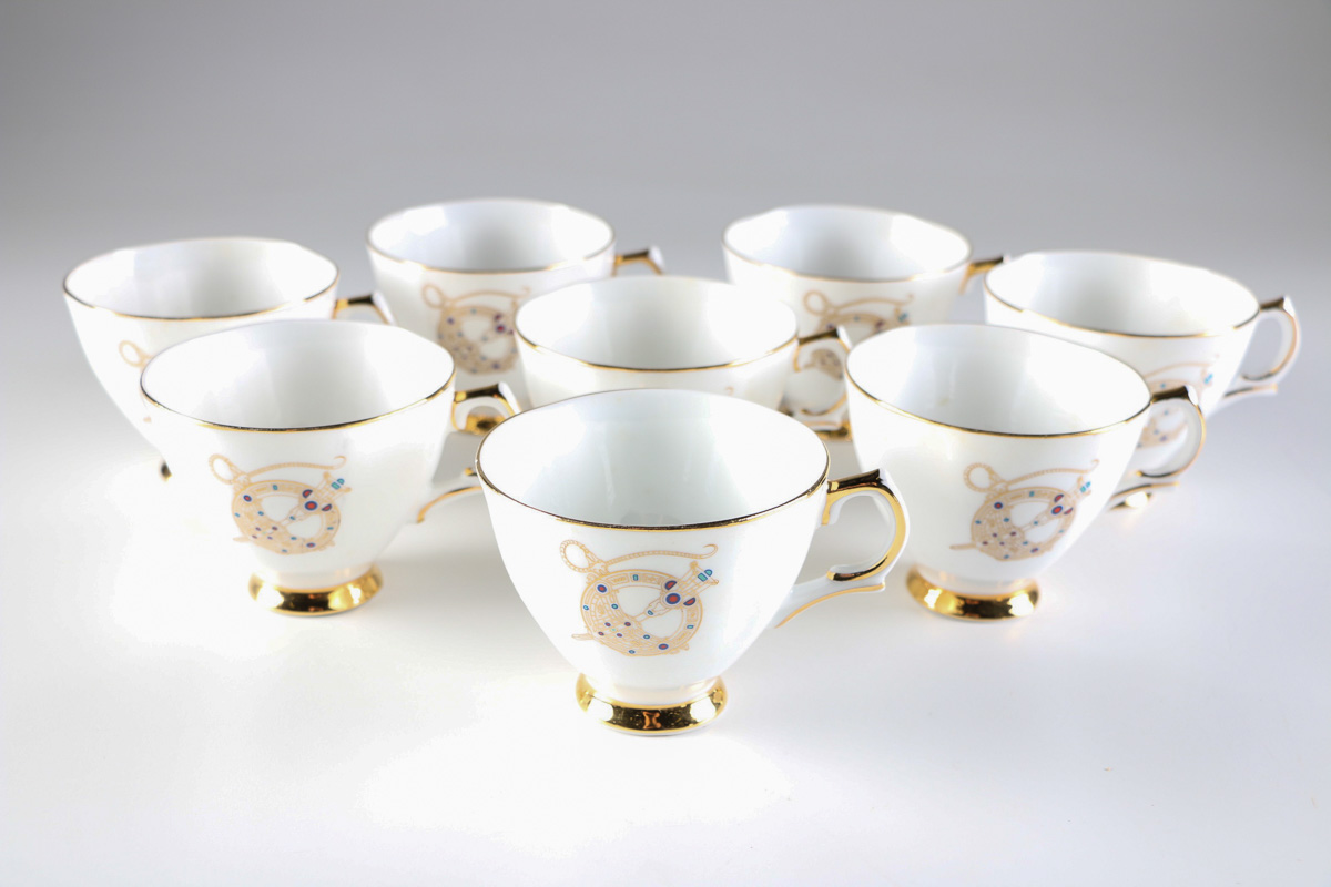 "Tara Brooch" Royal Tara Fine Bone China Dinner Set and Wall Clock