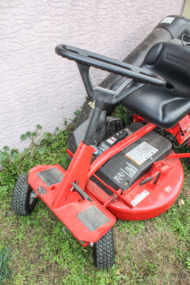 Snapper 28 Hi-Vac Rear Engine Riding Lawn Mower