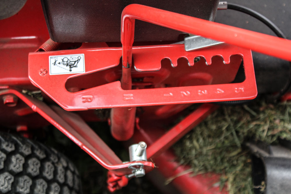 Snapper 28 Hi-Vac Rear Engine Riding Lawn Mower