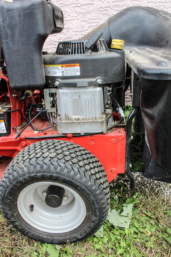 Snapper 28 Hi-Vac Rear Engine Riding Lawn Mower