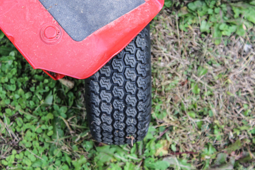 Snapper 28 Hi-Vac Rear Engine Riding Lawn Mower