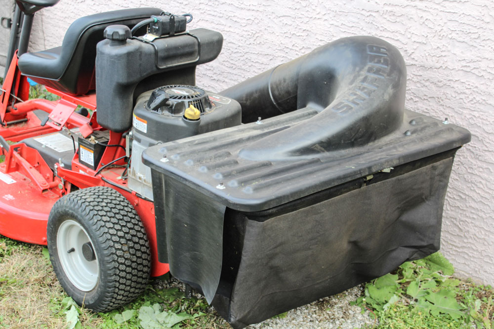 Snapper 28 Hi-Vac Rear Engine Riding Lawn Mower