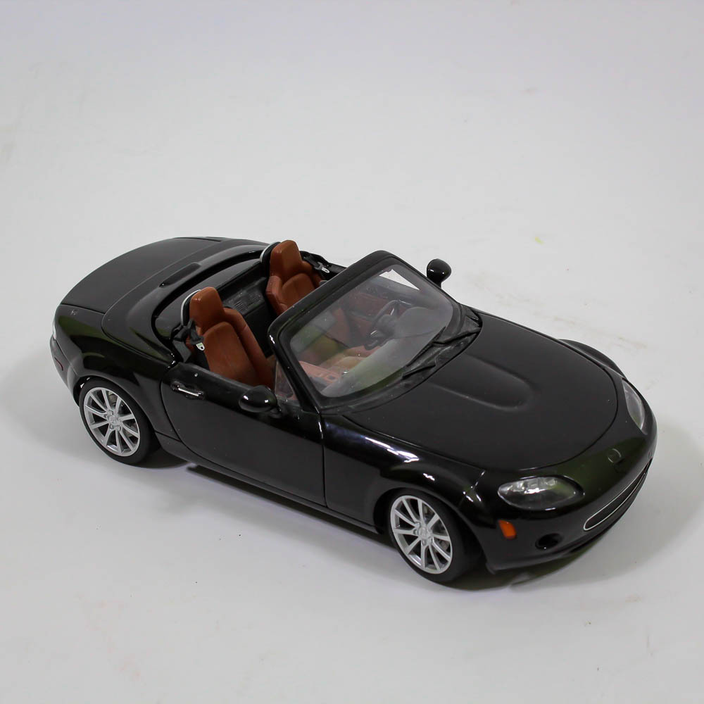 Auto Art Mazda MX-5 Roadster in Black