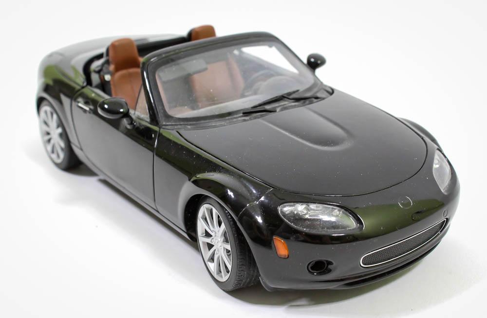 Auto Art Mazda MX-5 Roadster in Black