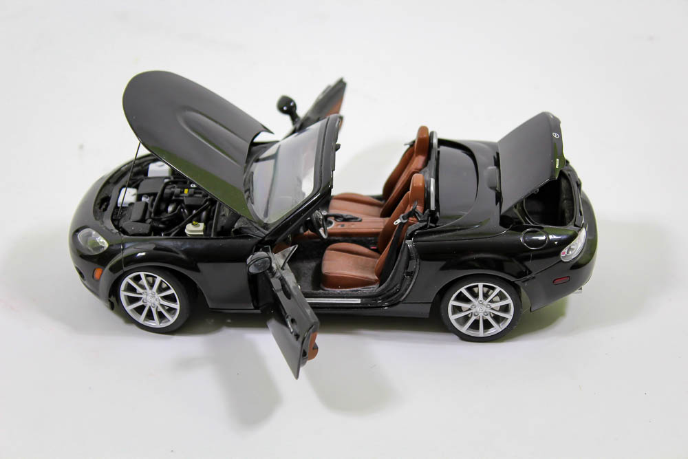 Auto Art Mazda MX-5 Roadster in Black