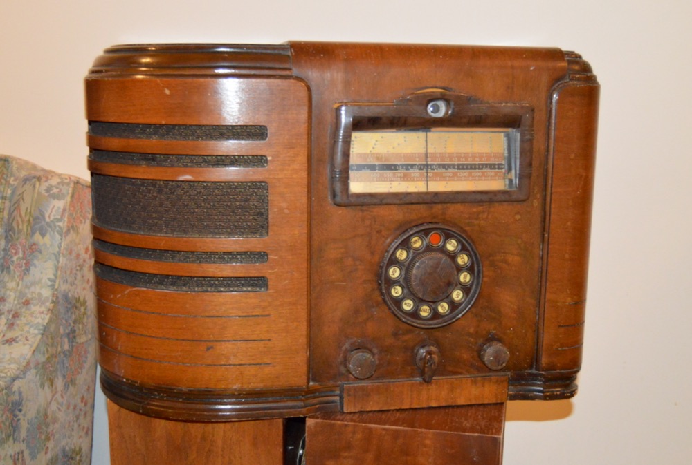 Vintage Silvertone Tube Tabletop Radio Model 4769