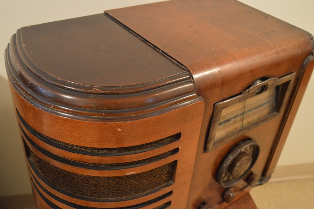 Vintage Silvertone Tube Tabletop Radio Model 4769