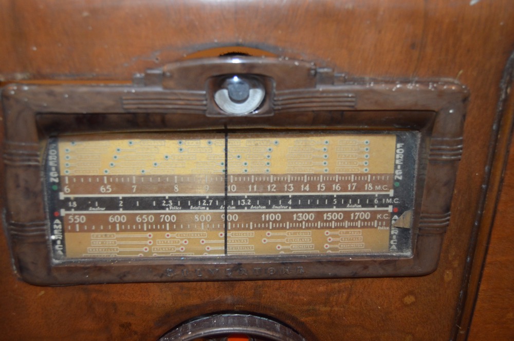 Vintage Silvertone Tube Tabletop Radio Model 4769