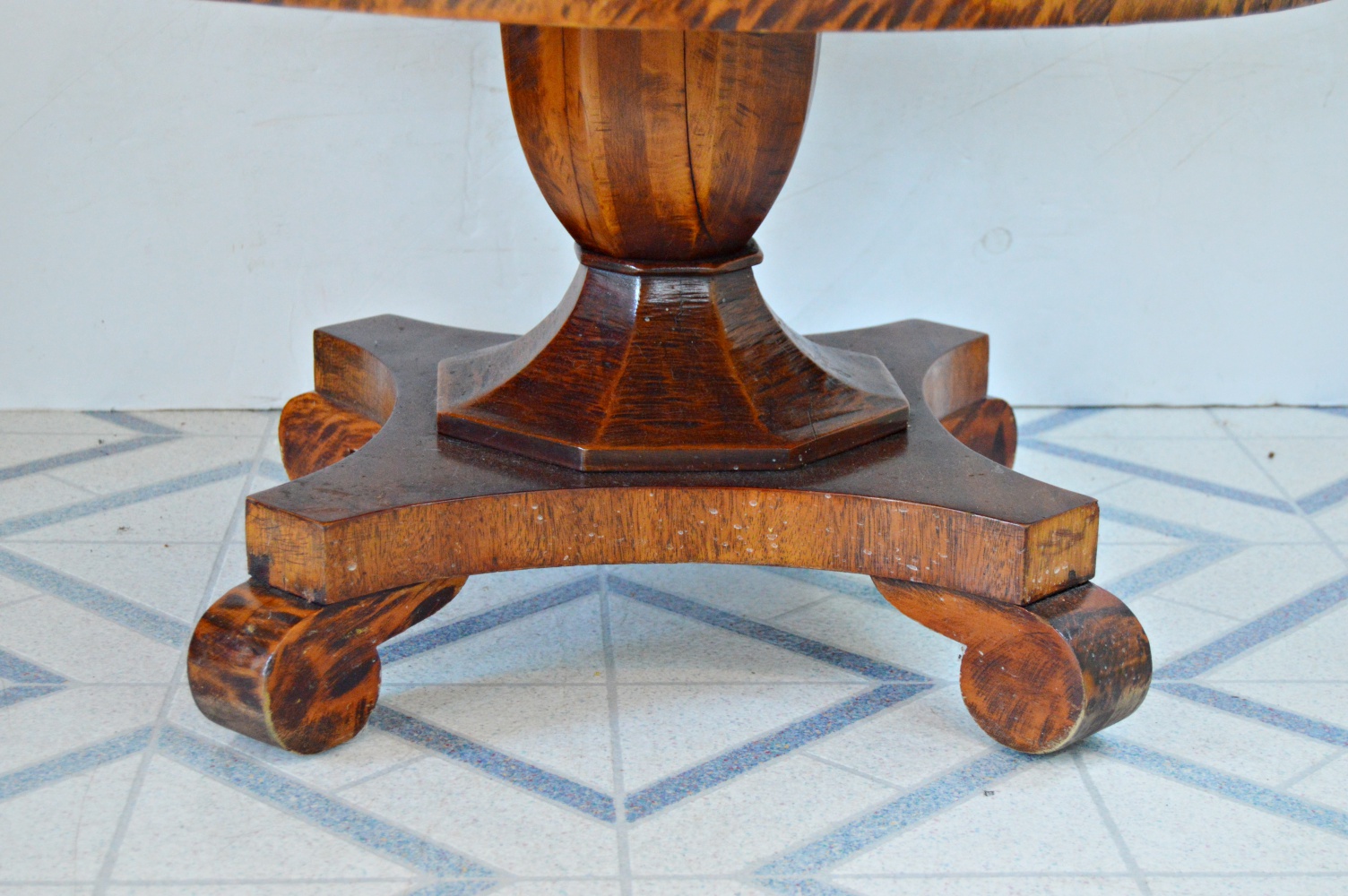 Neoclassic Style Round Pedestal Cocktail Table