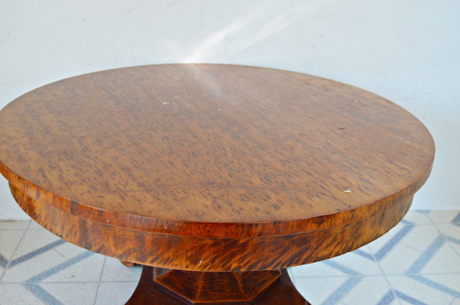 Neoclassic Style Round Pedestal Cocktail Table