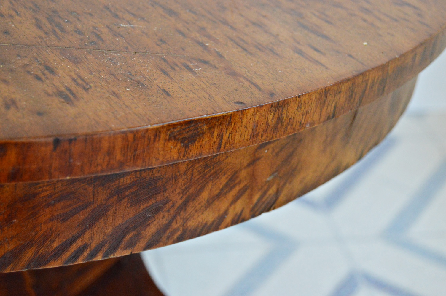 Neoclassic Style Round Pedestal Cocktail Table