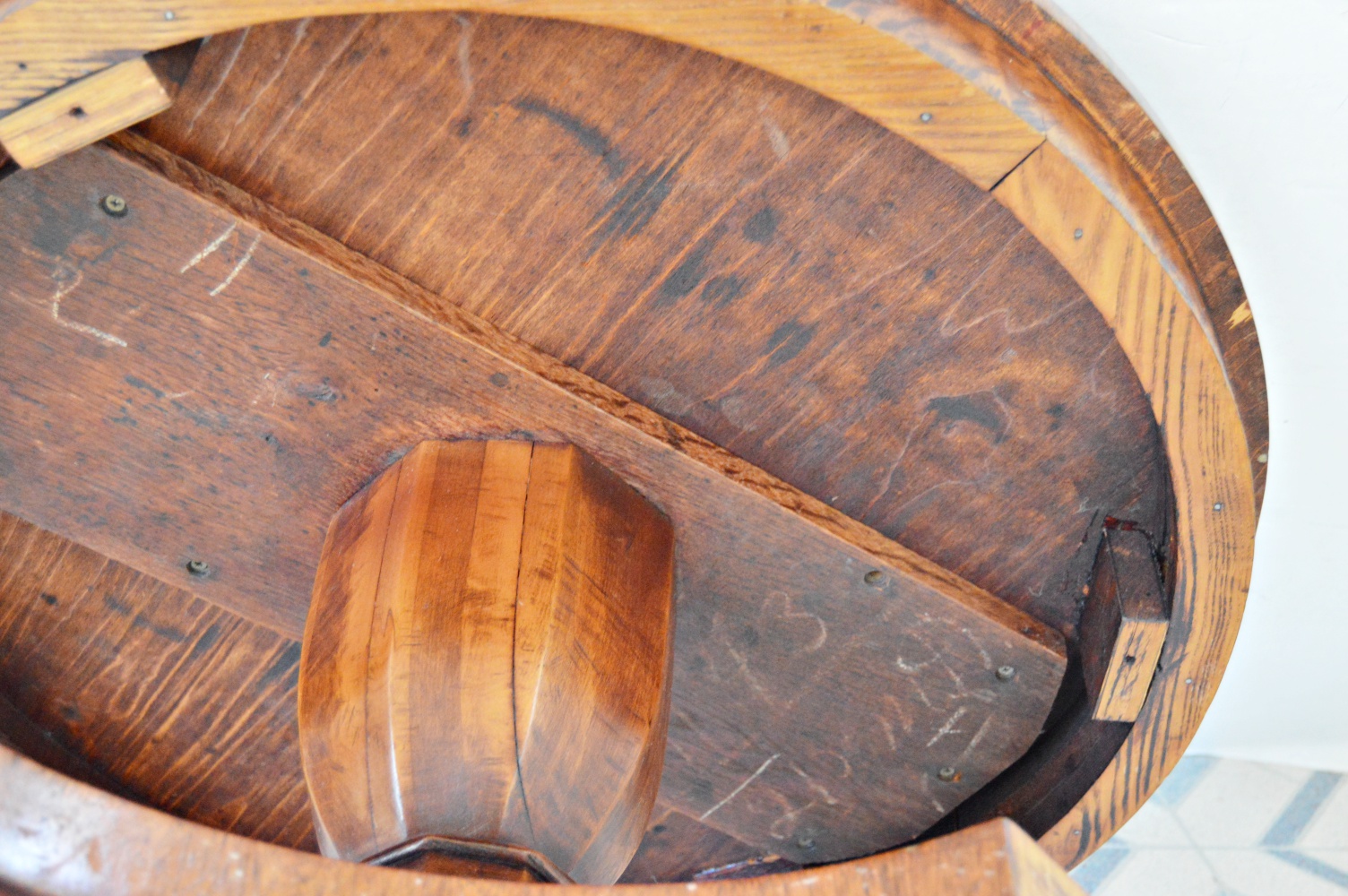 Neoclassic Style Round Pedestal Cocktail Table