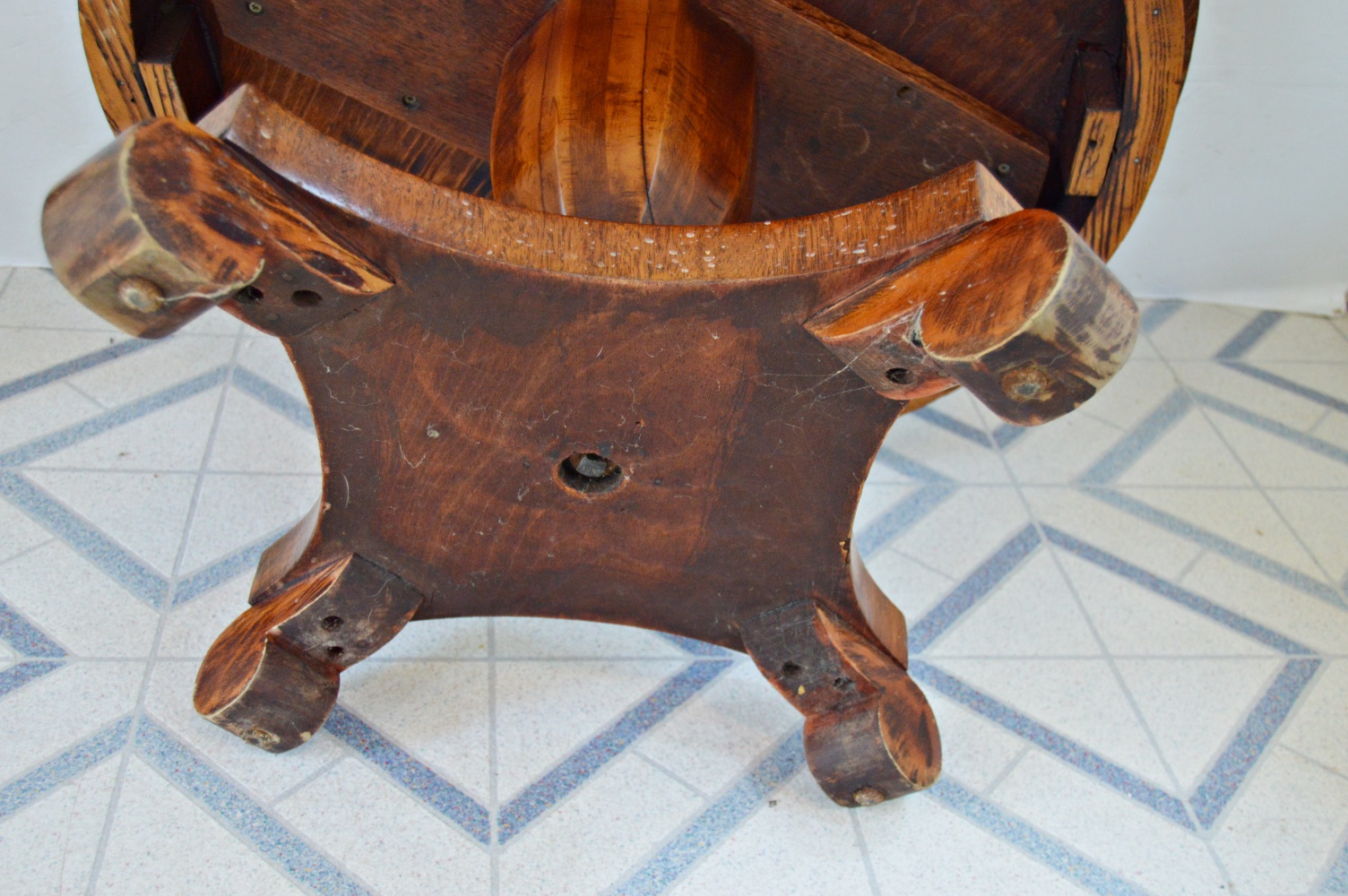 Neoclassic Style Round Pedestal Cocktail Table