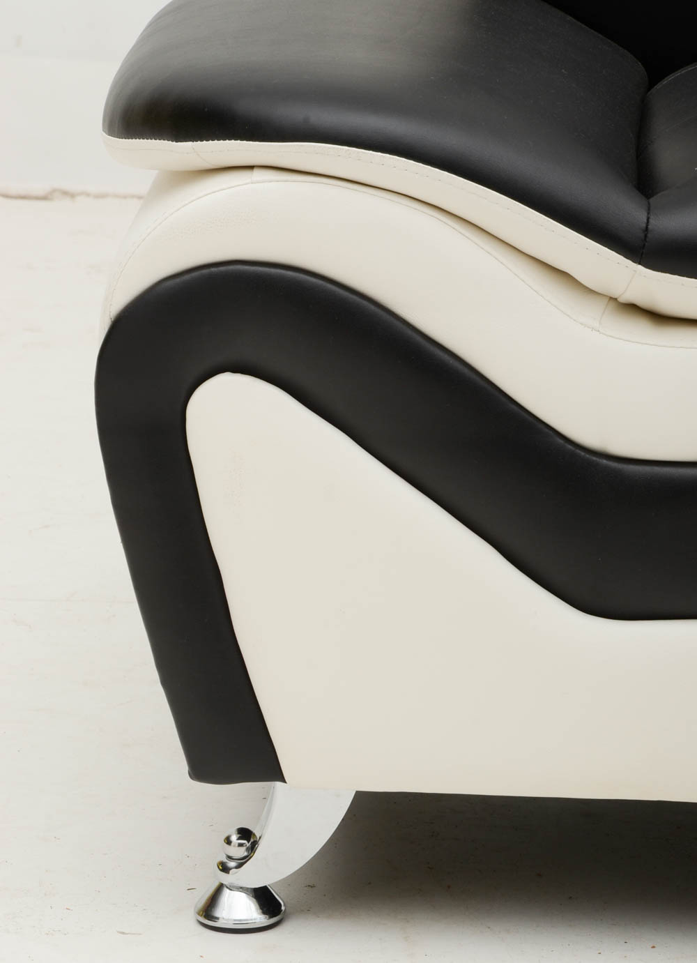 Linda Leather Loveseat by Beverly Fine Furniture