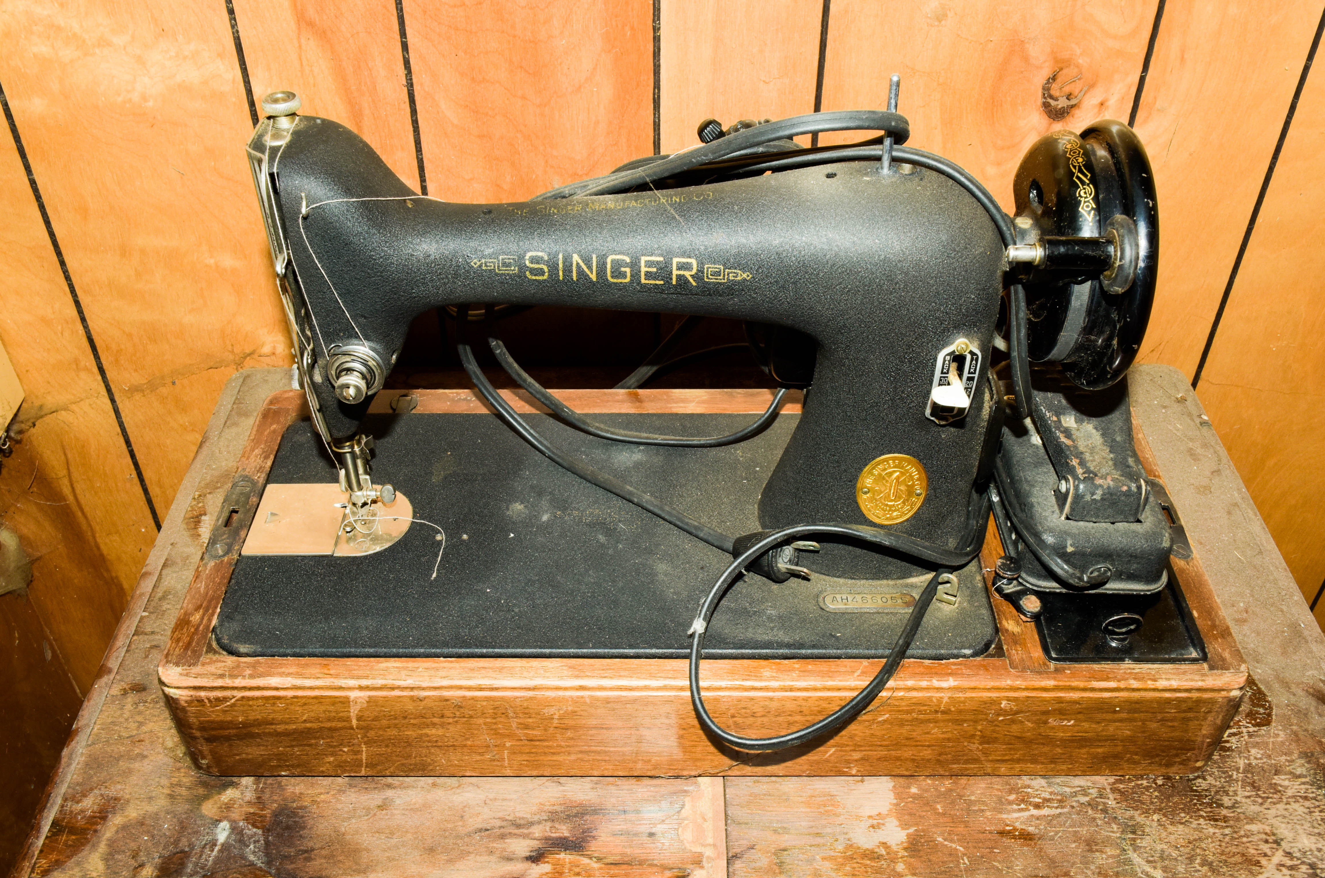 Vintage Singer Sewing Machine with Table
