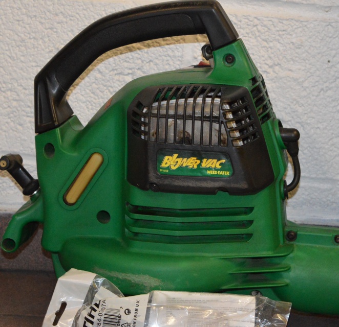 Poulan Weed Eater Gas Powered Leaf Blower/Vac