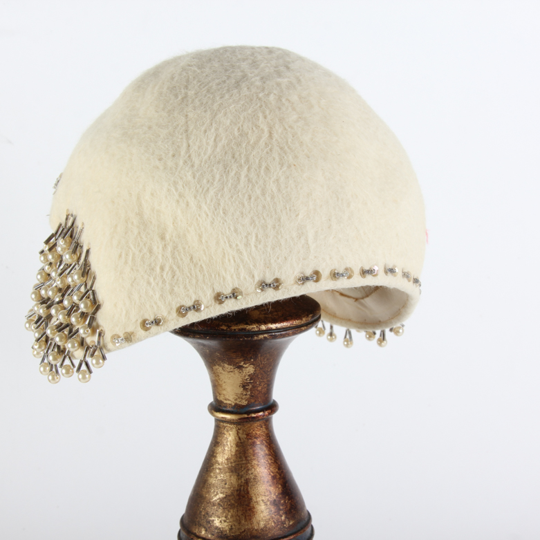 Five Women's Vintage Hats and Hatbox