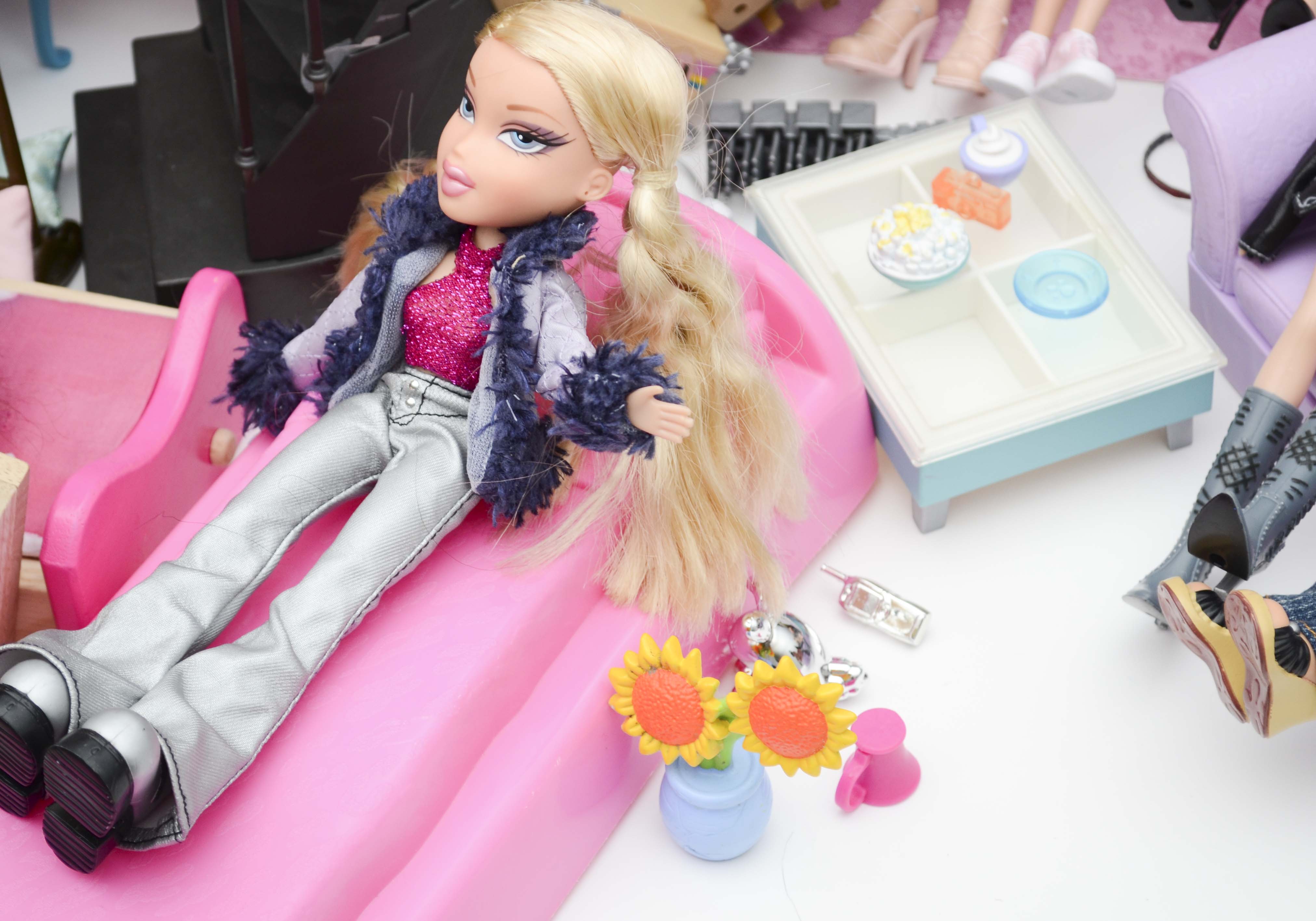 Bratz Doll House with Dolls