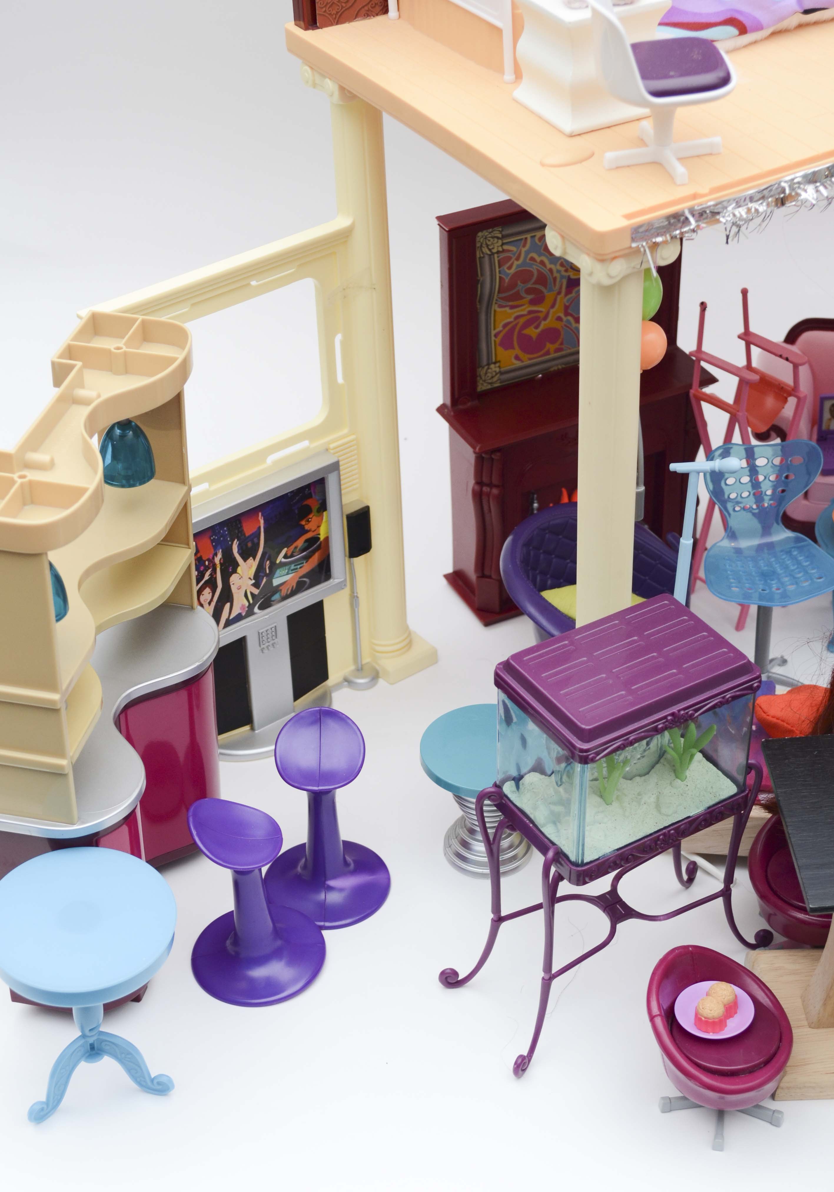 Bratz Doll House with Dolls