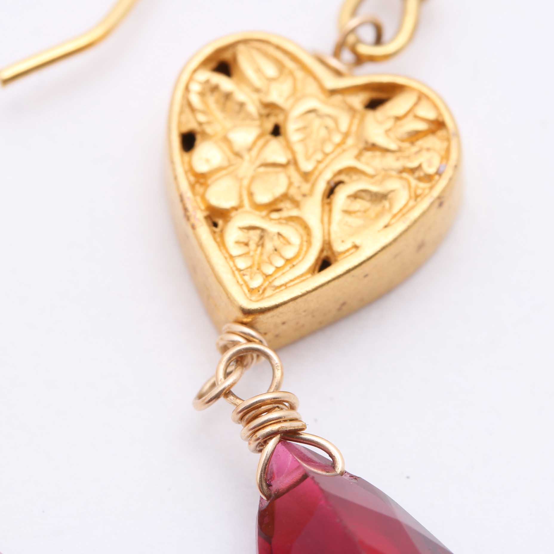 Gemstone and Shell Cameo Bracelet With Heart and Glass Glass Drop Earrings