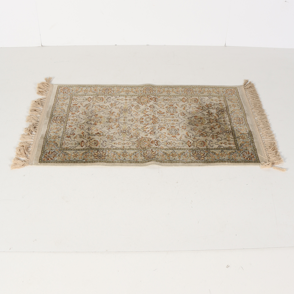 Machine Made Persian-Inspired Area Rug