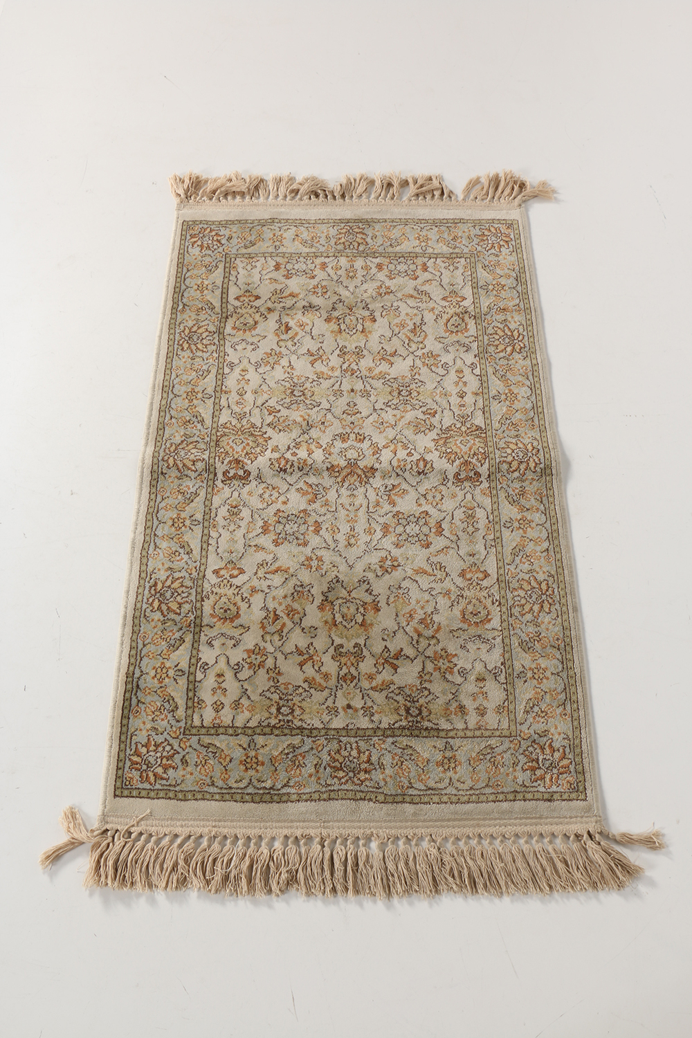 Machine Made Persian-Inspired Area Rug