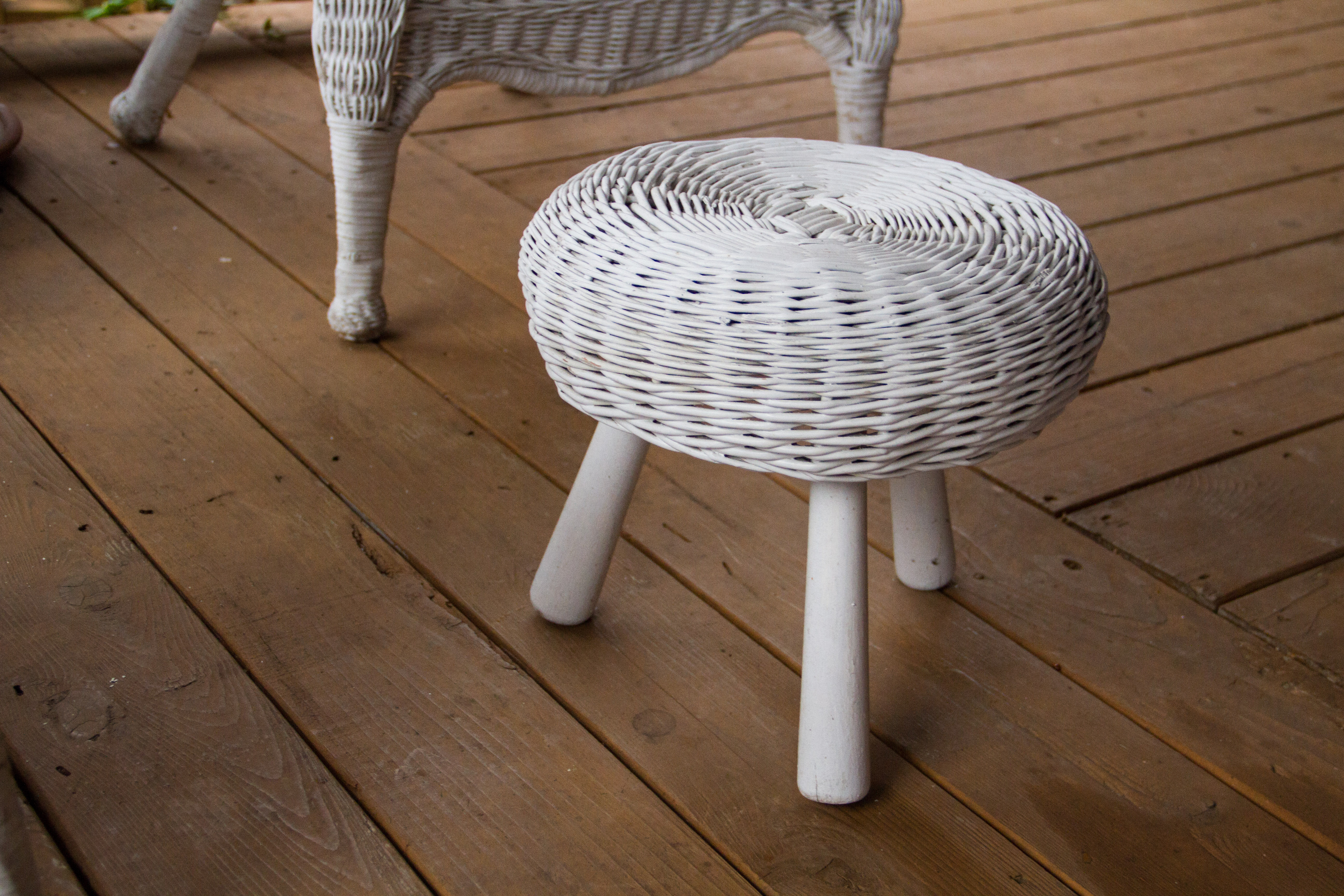 White Wicker Patio Furniture Set