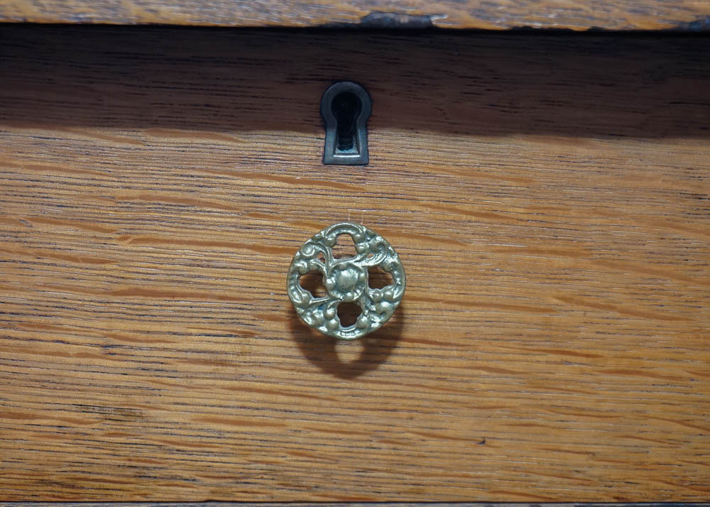Antique Tiger Oak Veneer Chest of Drawers
