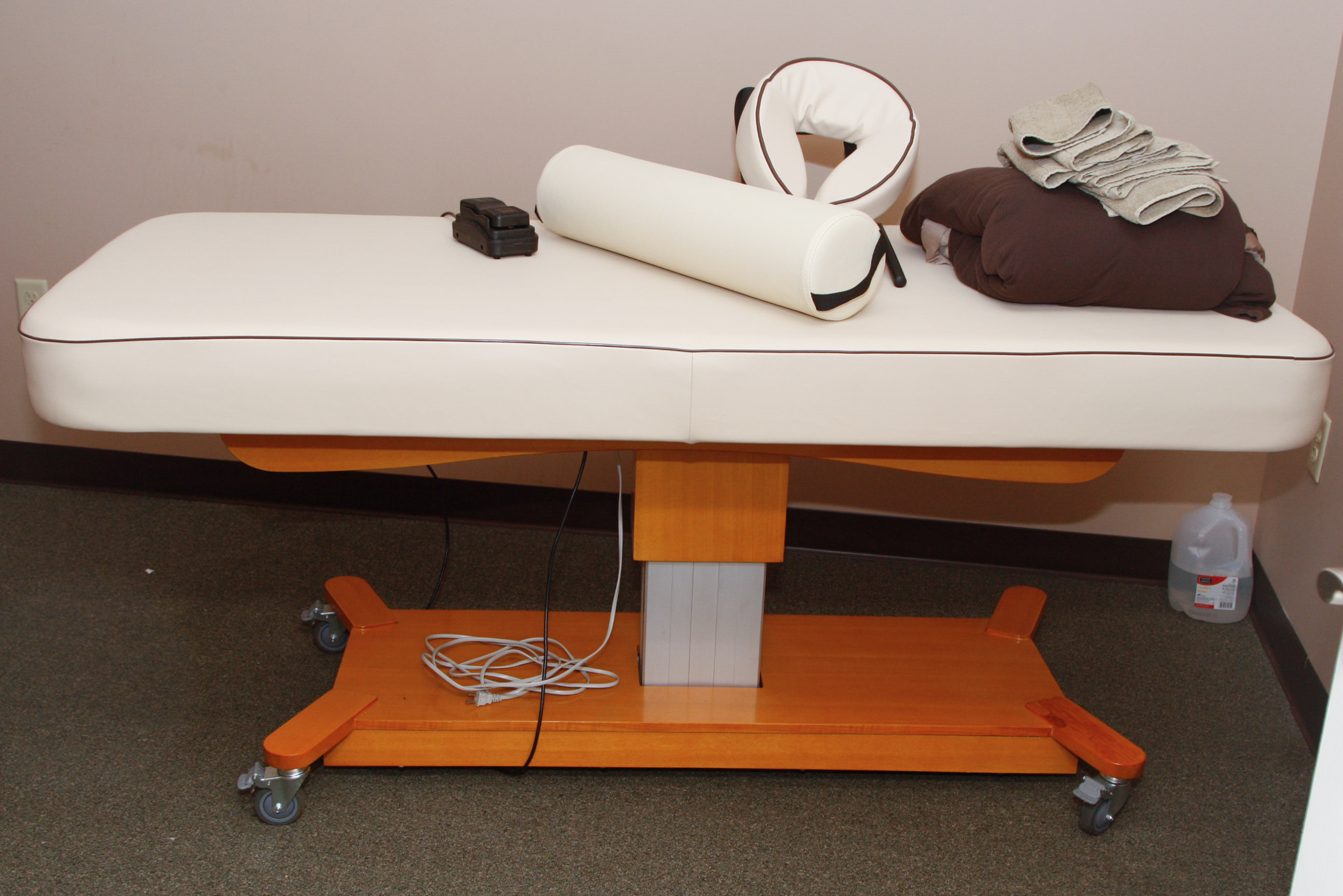 MT MaxKing Comfort Power Lift Stationary Electric Massage Table