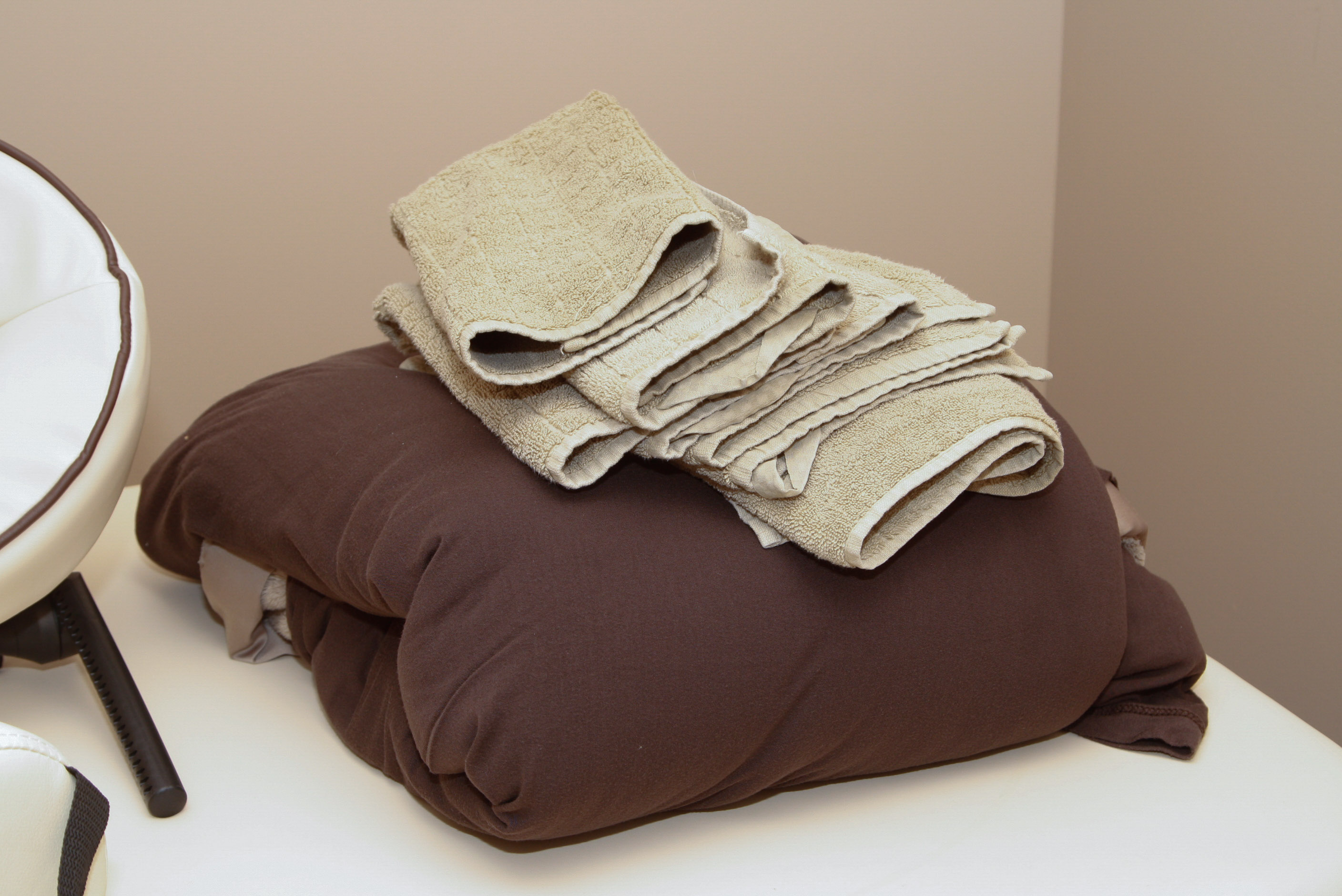 MT MaxKing Comfort Power Lift Stationary Electric Massage Table