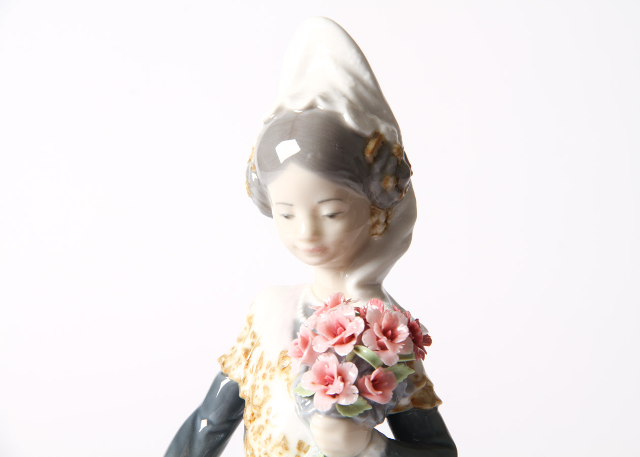 Lladro " Valencian Girl with Flowers" Figurine