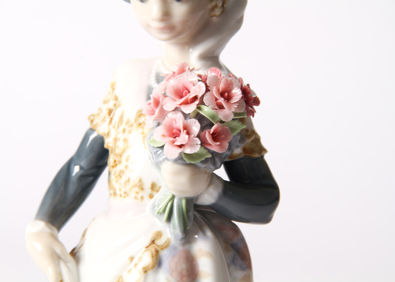 Lladro " Valencian Girl with Flowers" Figurine