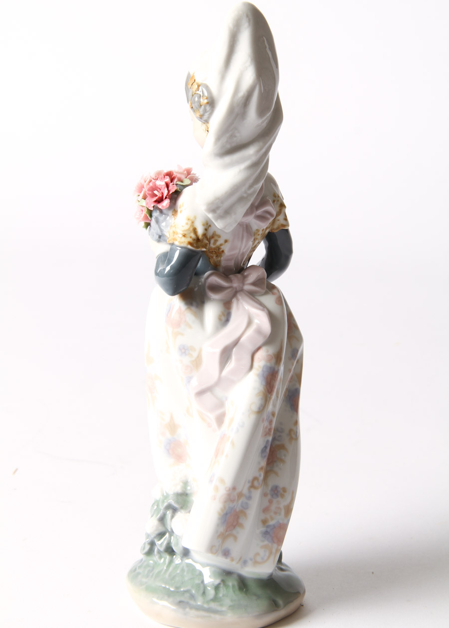 Lladro " Valencian Girl with Flowers" Figurine