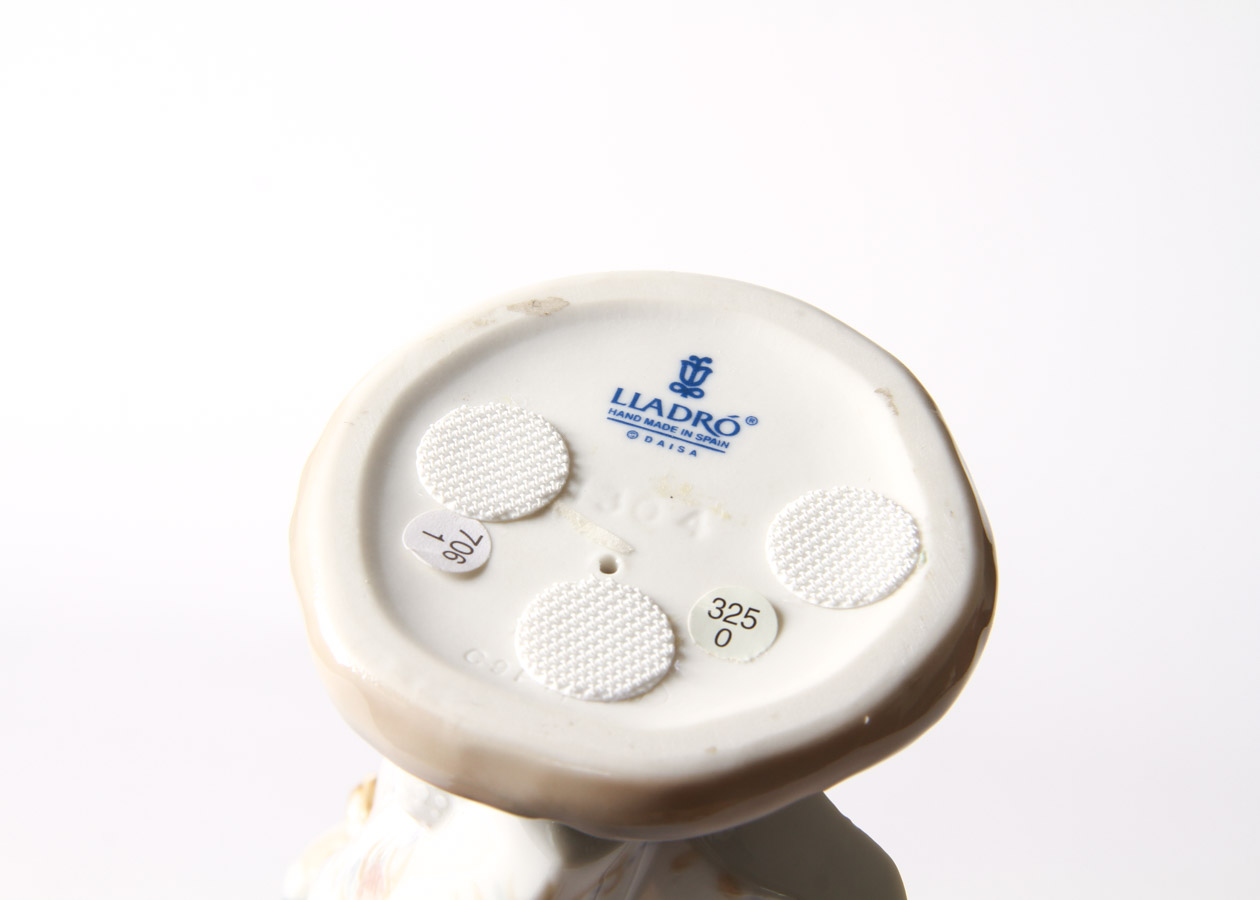 Lladro " Valencian Girl with Flowers" Figurine