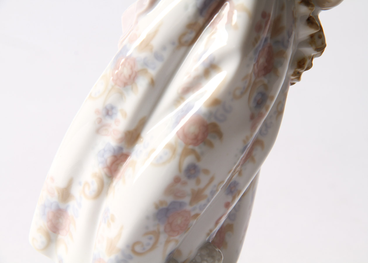 Lladro " Valencian Girl with Flowers" Figurine