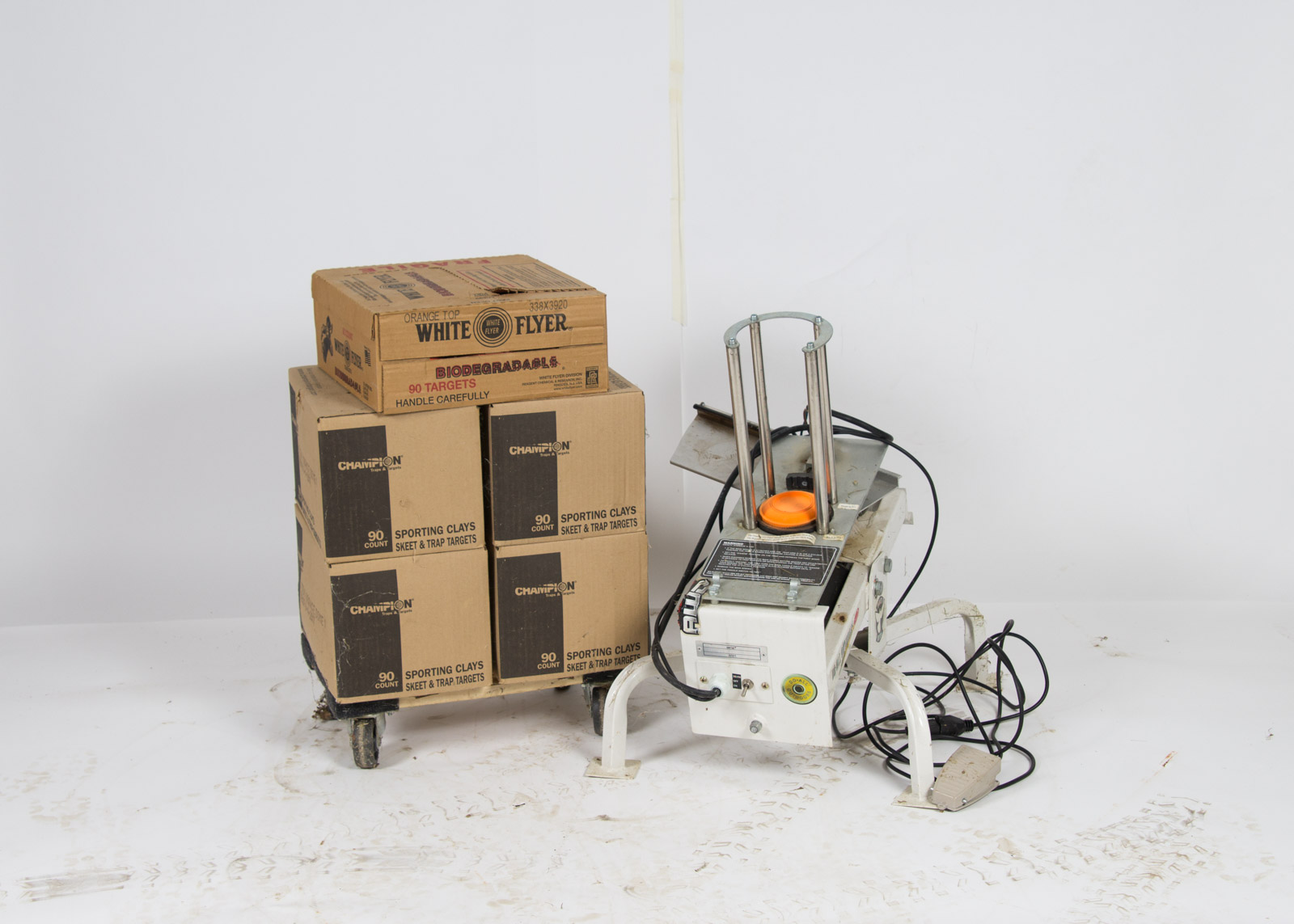 Do-All Outdoors White Wing Automatic Trap with Clay Pigeons